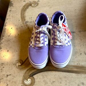 Selling a brand new pair of checkerboard Vans!